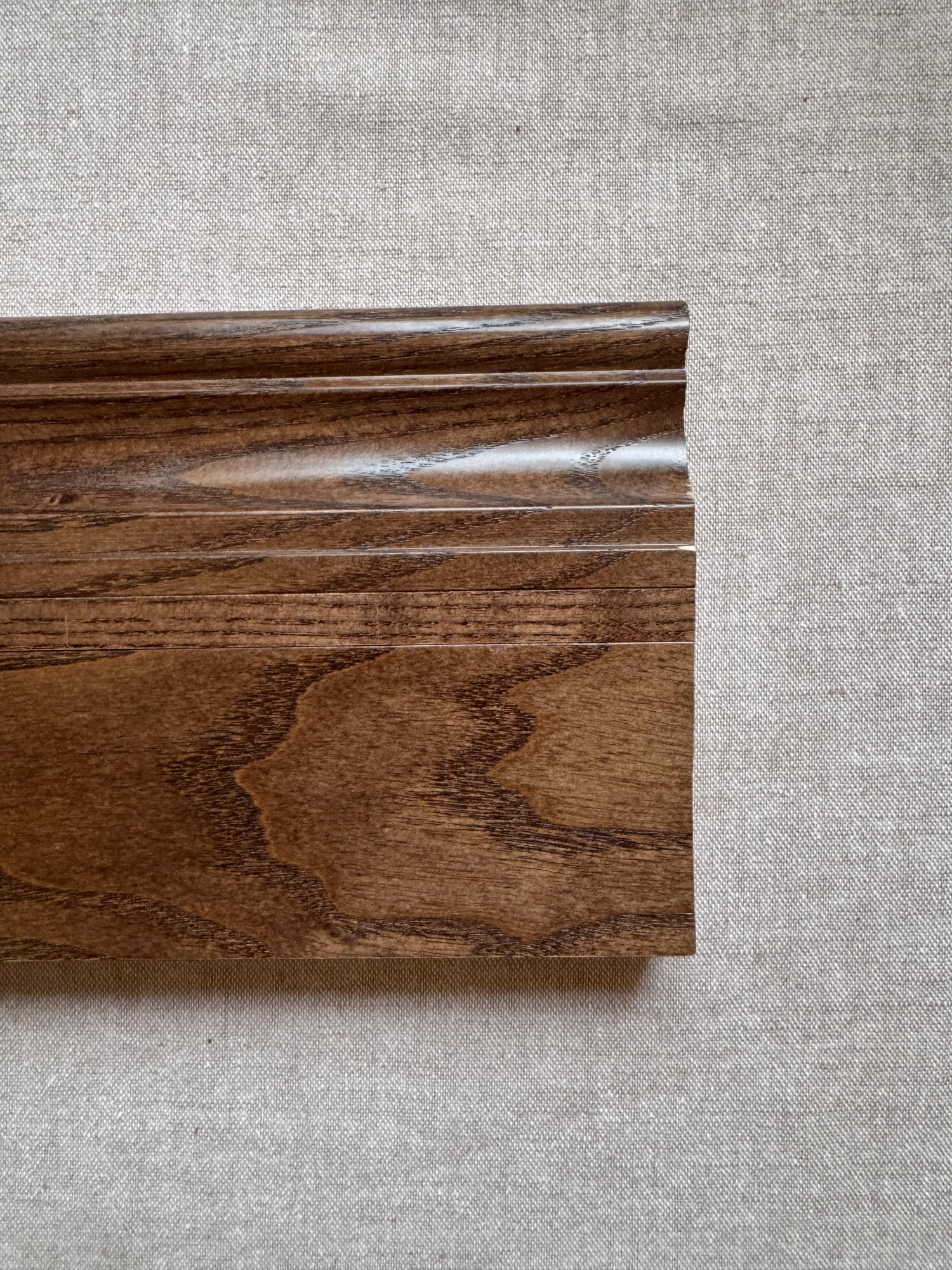 Плинтус массив Ясень коричневый лак со вставкой 120х20 мм